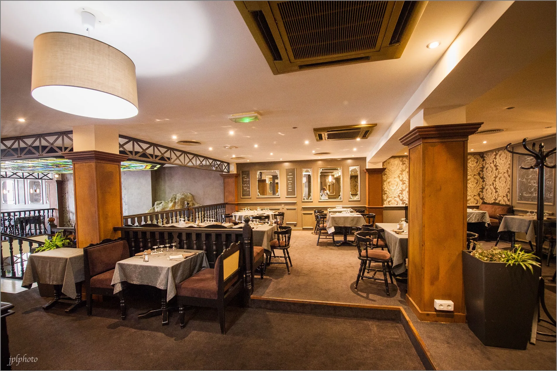 Salle et tables de la Brasserie Marso
