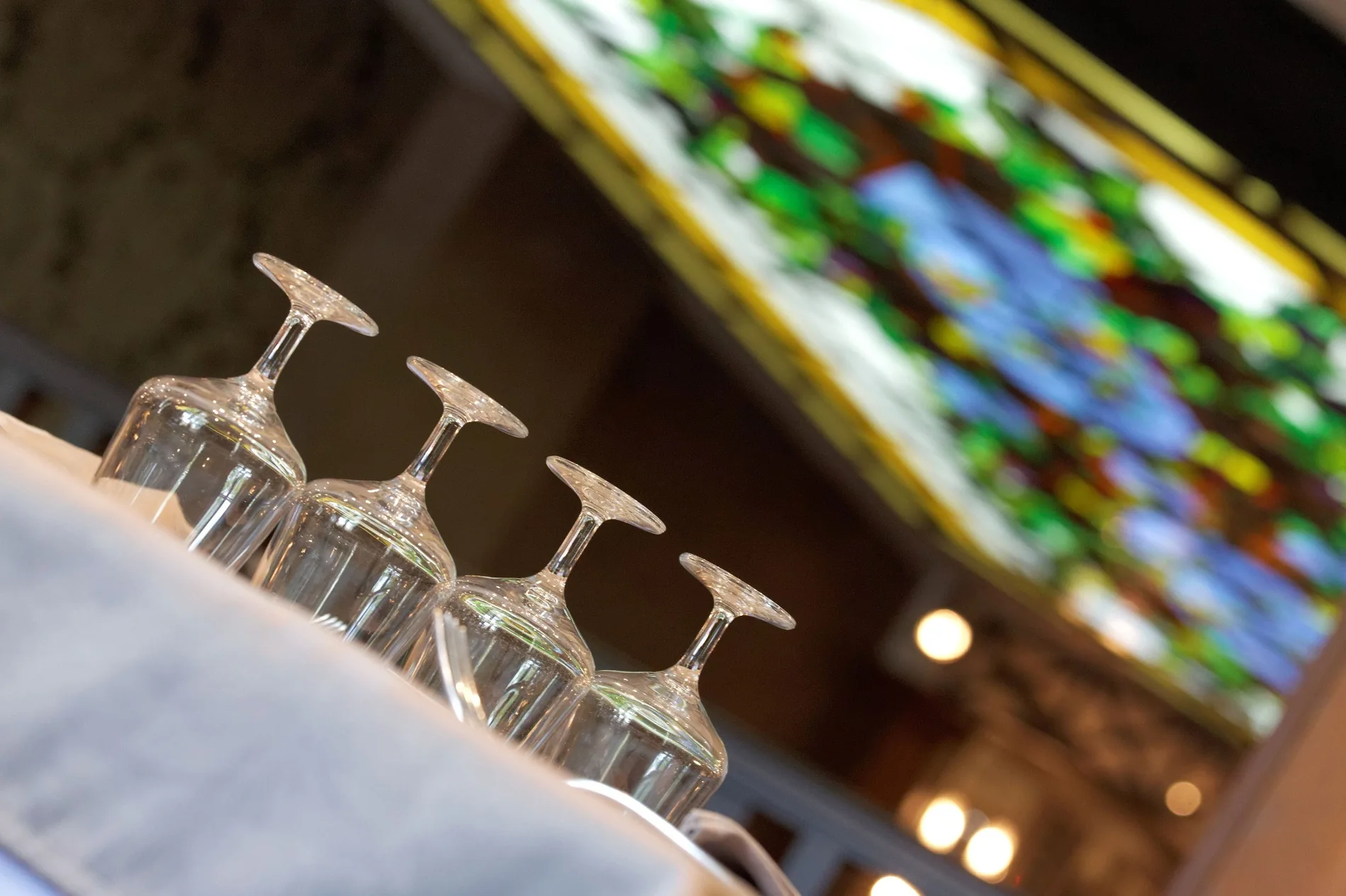Détail des verres et du vitrail de la Brasserie Marso