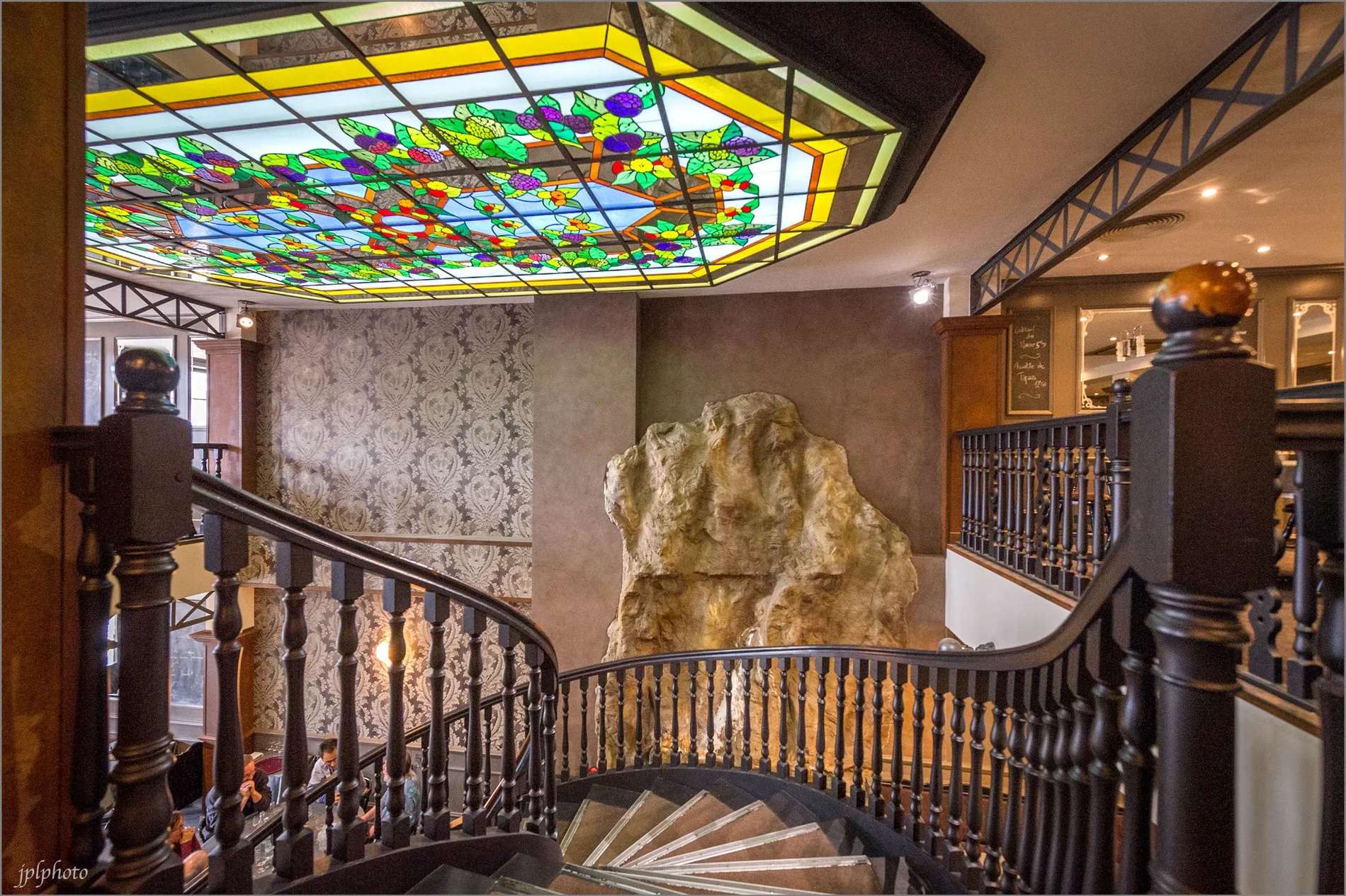 Vitrail coloré au plafond de la Brasserie Marso